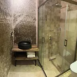 Hira Cave מלון 5*